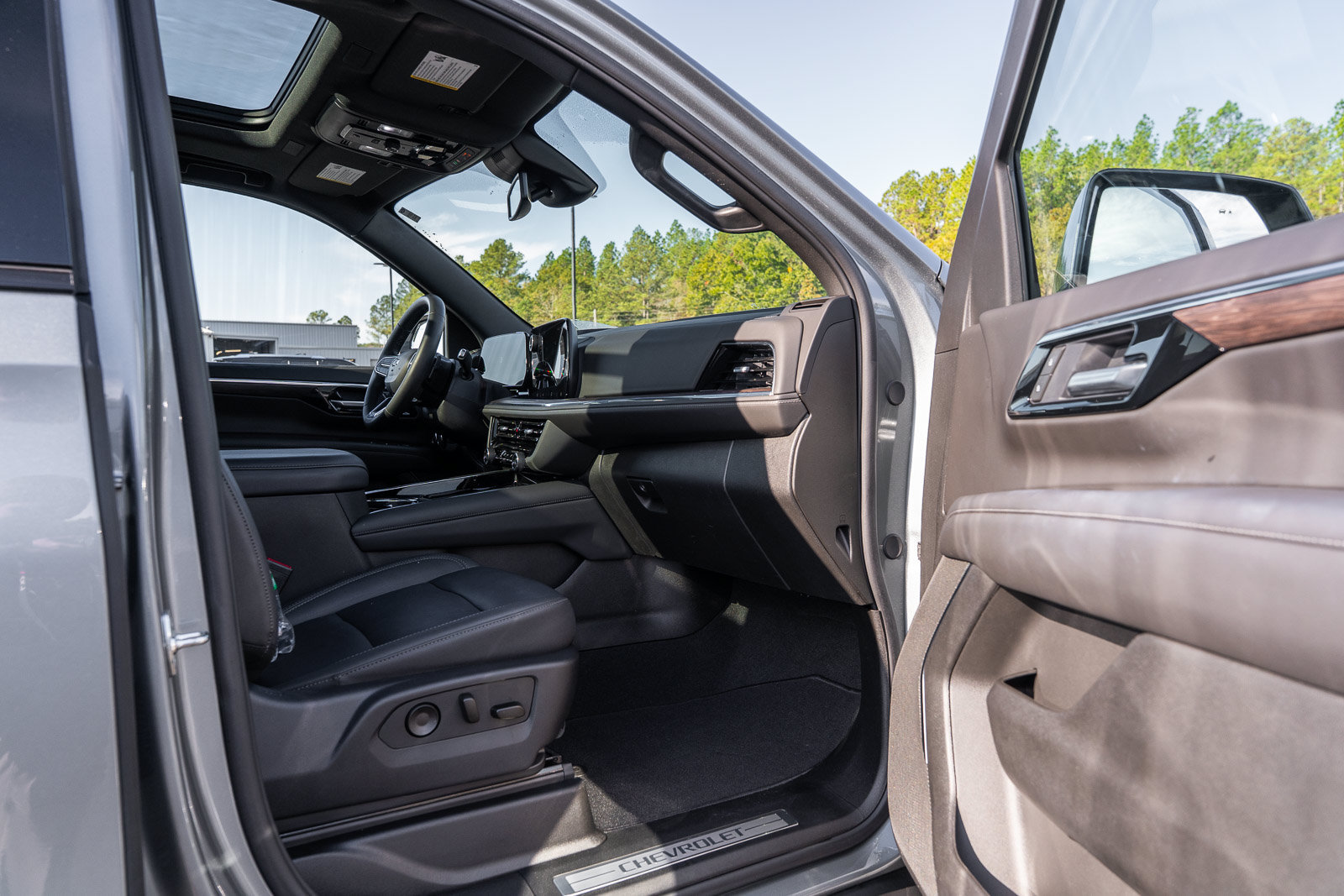 Used 2026 Chevrolet Tahoe Z71 w/ Sun And Tow Package AWD/4WD image 11