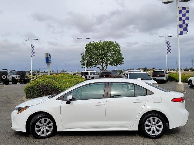 Used 2022 Toyota Corolla LE FWD image 2