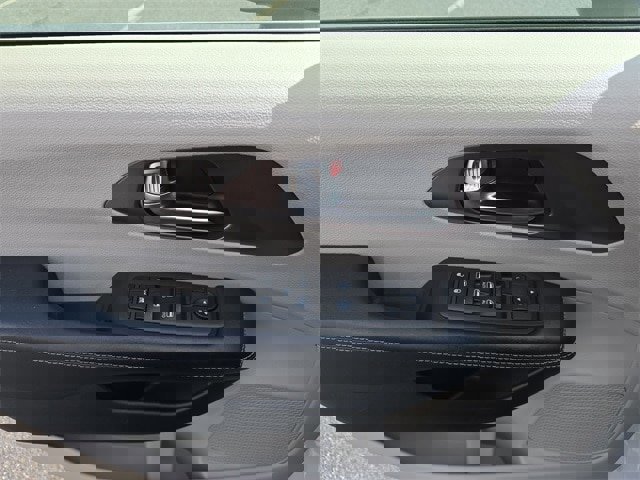 Used 2022 Chrysler Voyager LX image 13