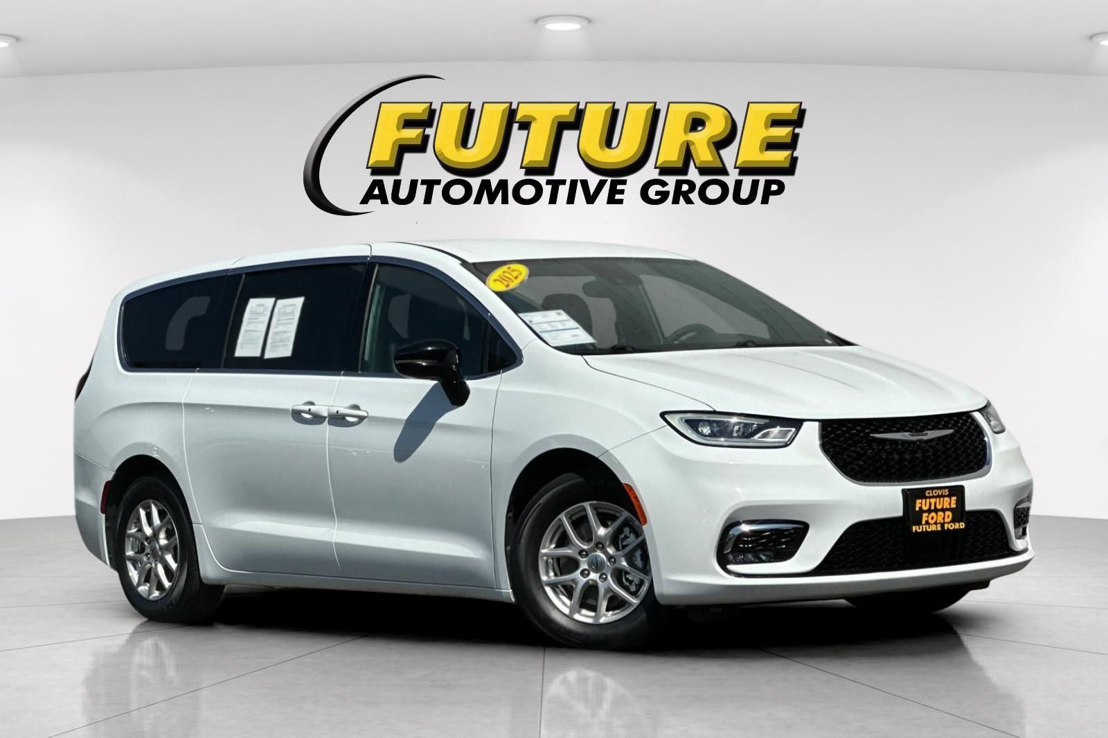 Used 2025 Chrysler Pacifica Select