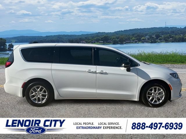 Used 2024 Chrysler Pacifica Touring-L FWD image 2