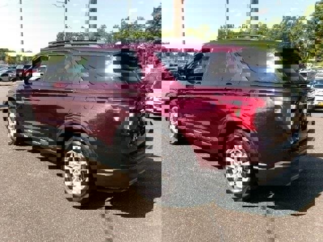 Certified 2022 Ford Explorer XLT w/ Equipment Group 202A image 3