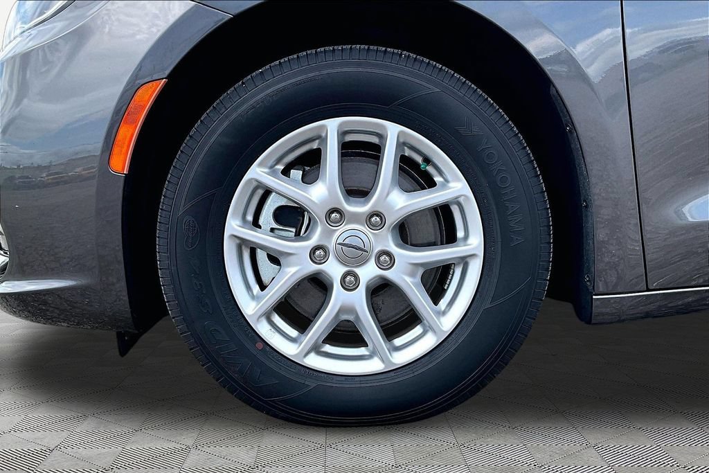 Used 2023 Chrysler Pacifica Touring-L FWD image 9