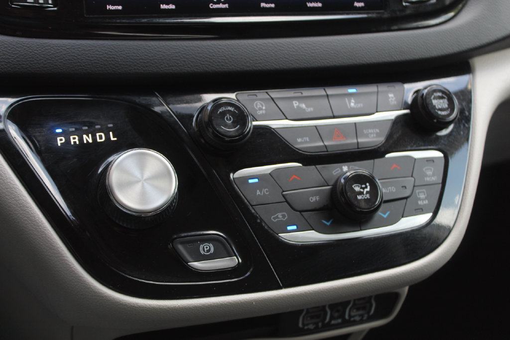 Used 2024 Chrysler Pacifica Touring-L FWD image 14