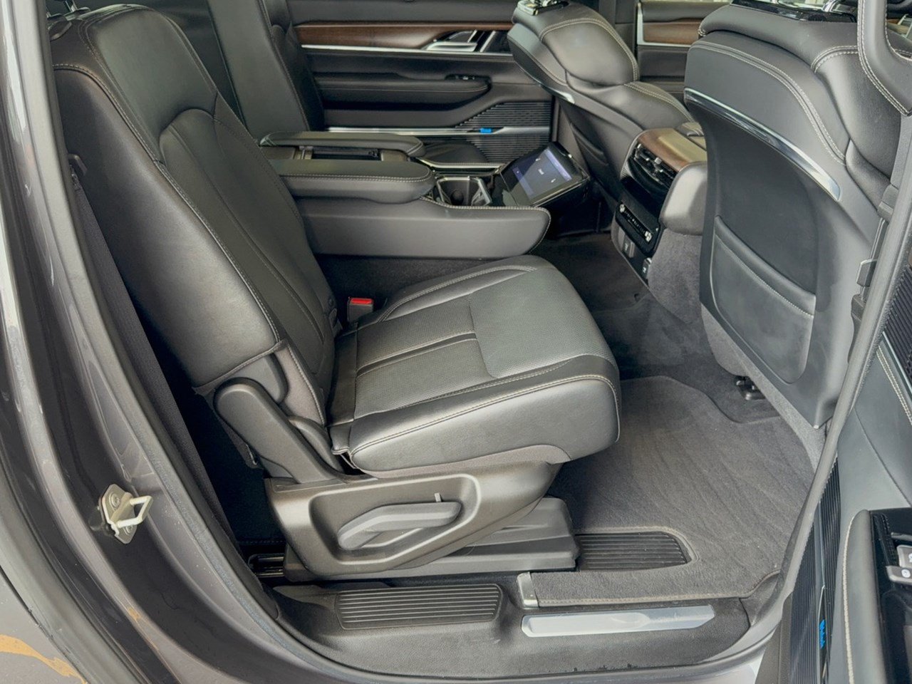 Used 2023 Jeep Grand Wagoneer L 4WD image 29