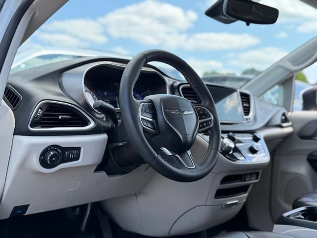 Used 2023 Chrysler Pacifica Touring-L FWD image 11