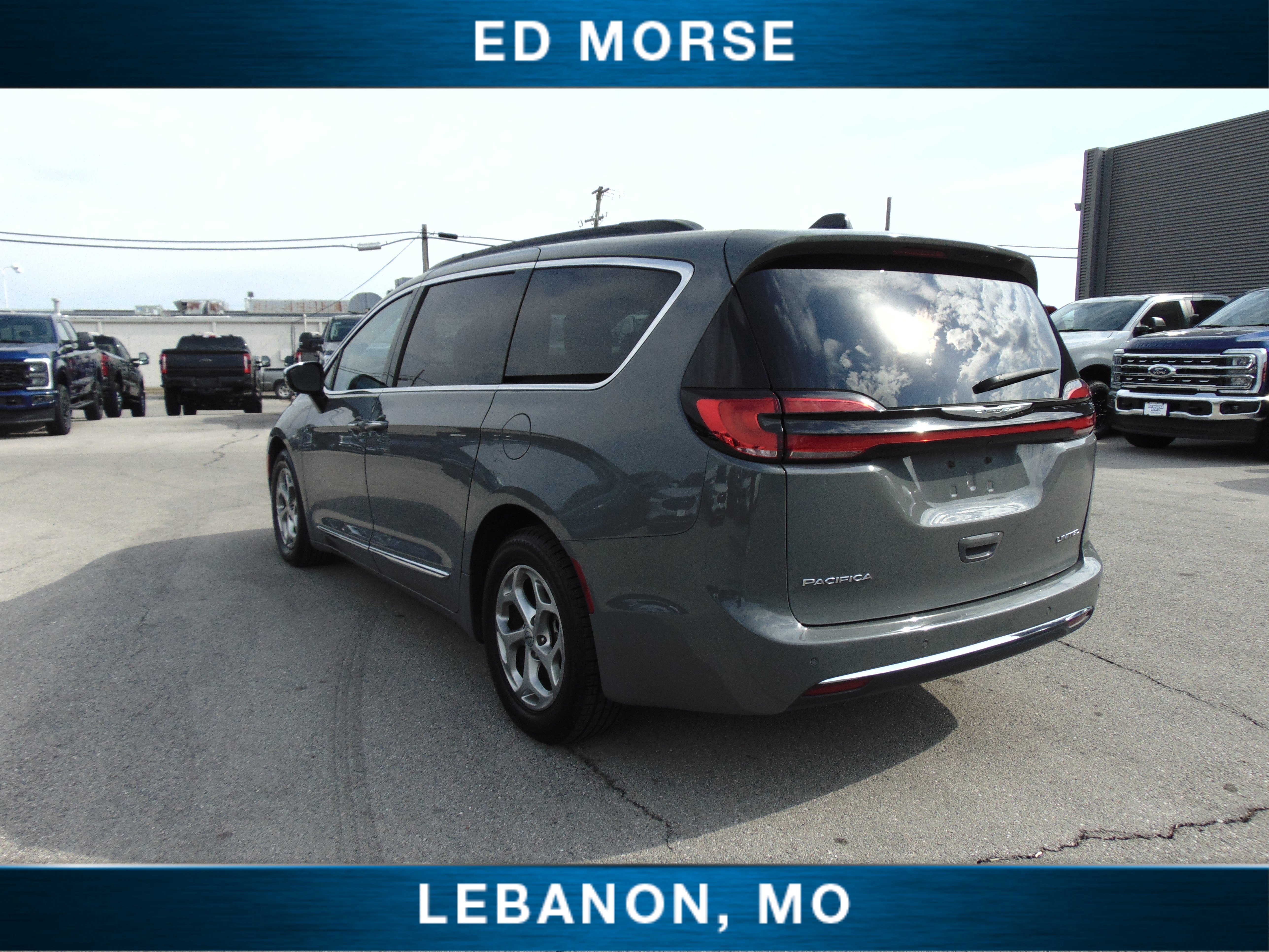 Used 2023 Chrysler Pacifica Limited image 3
