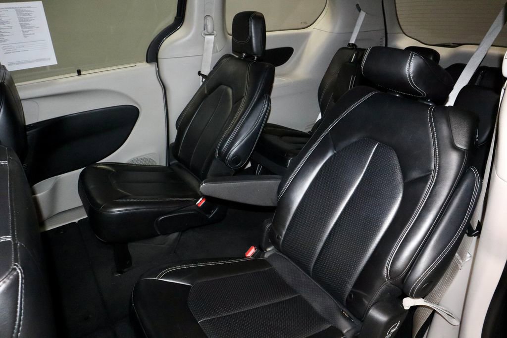 Used 2023 Chrysler Pacifica Touring-L FWD image 21