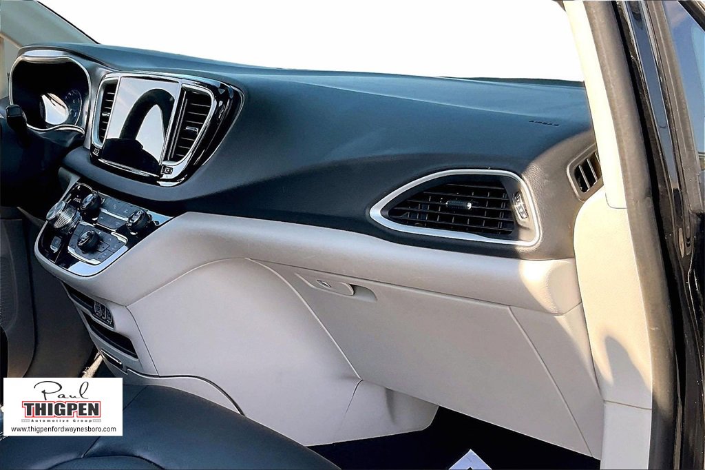 Used 2024 Chrysler Pacifica Touring-L image 16