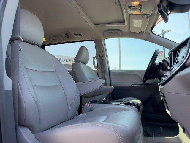 Used 2019 Toyota Sienna XLE w/ XLE Navigation Package FWD image 16