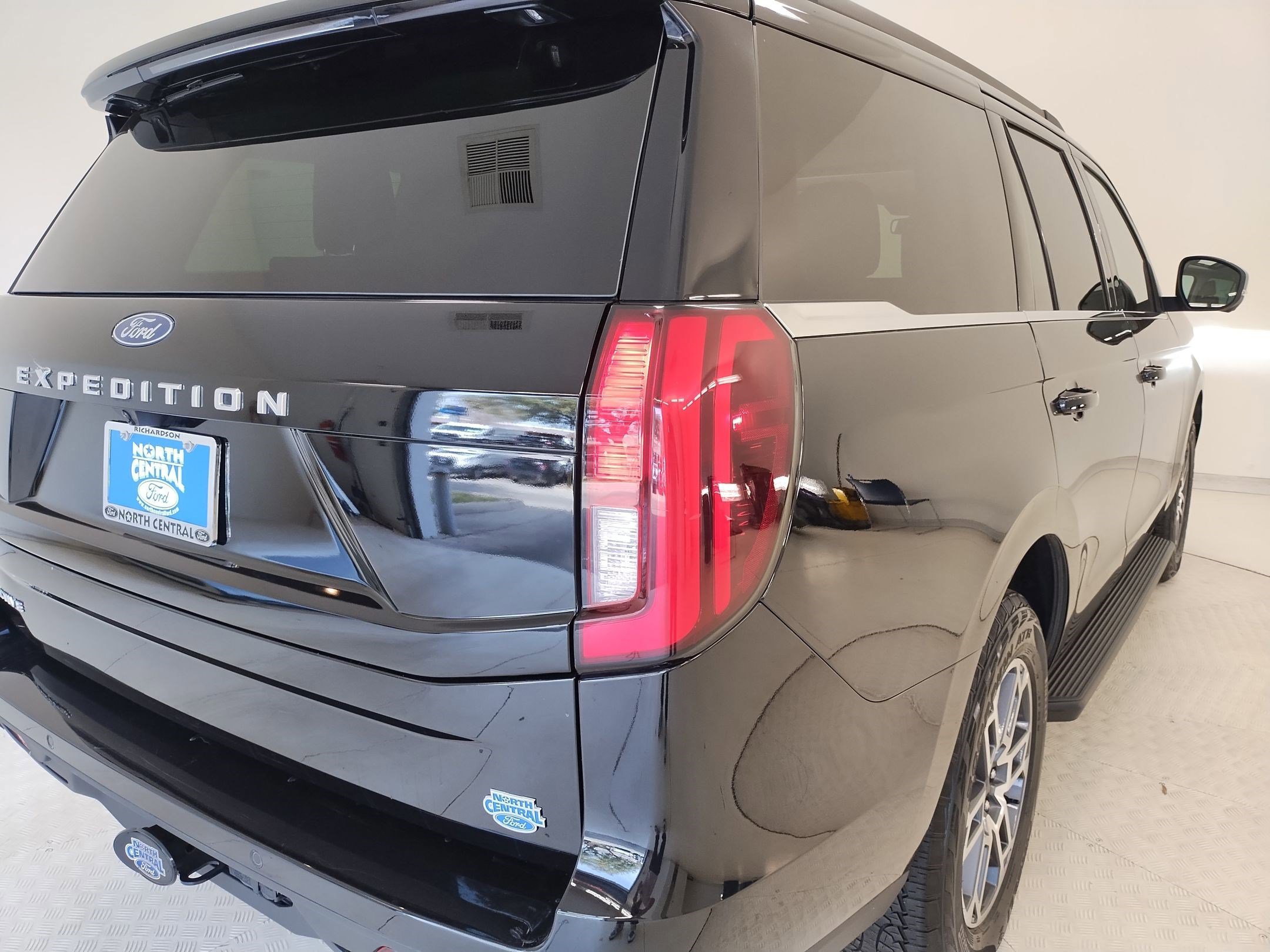 Certified 2025 Ford Expedition Active image 7