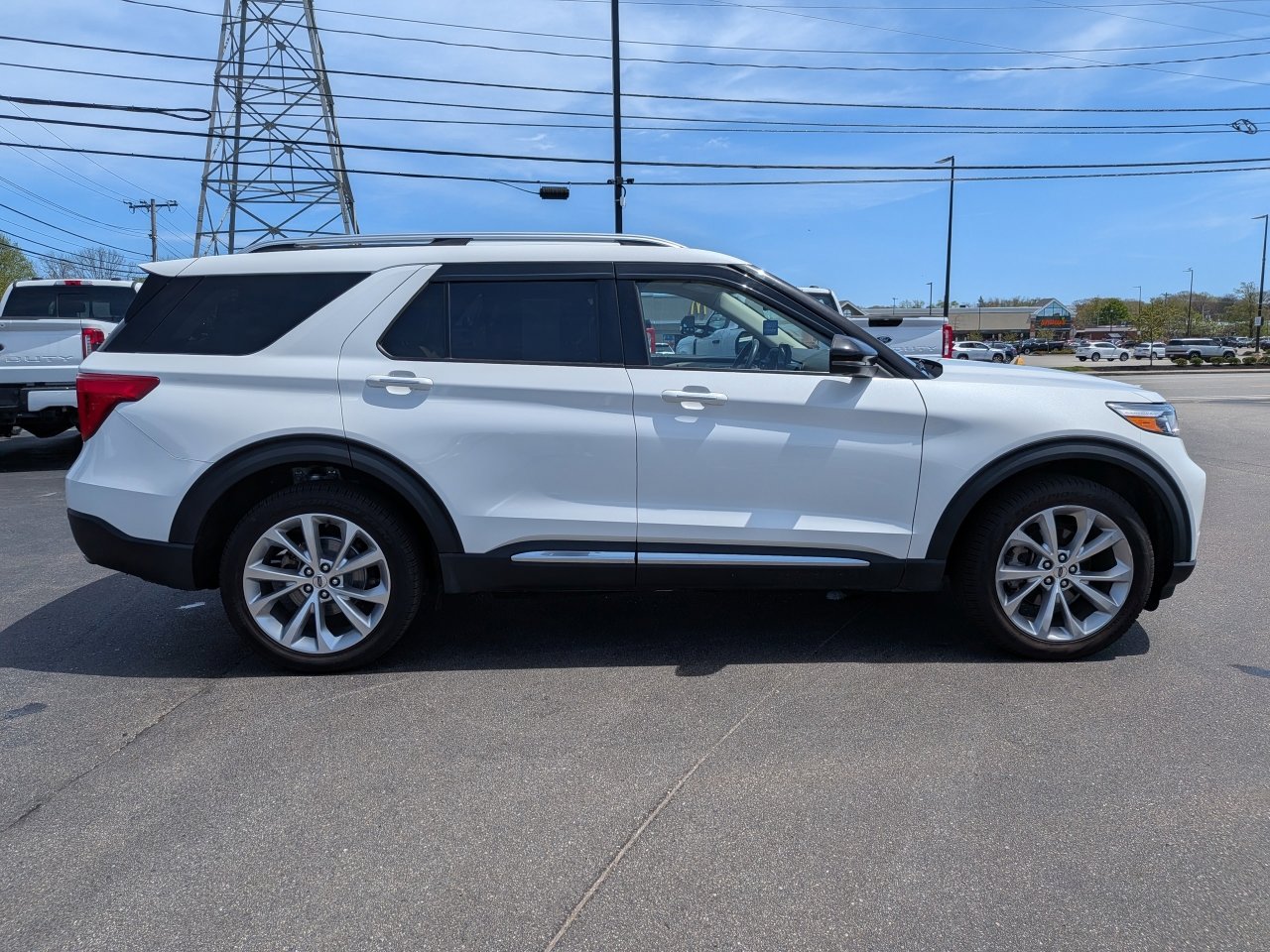 Certified 2022 Ford Explorer Platinum w/ Equipment Group 601A AWD/4WD image 3