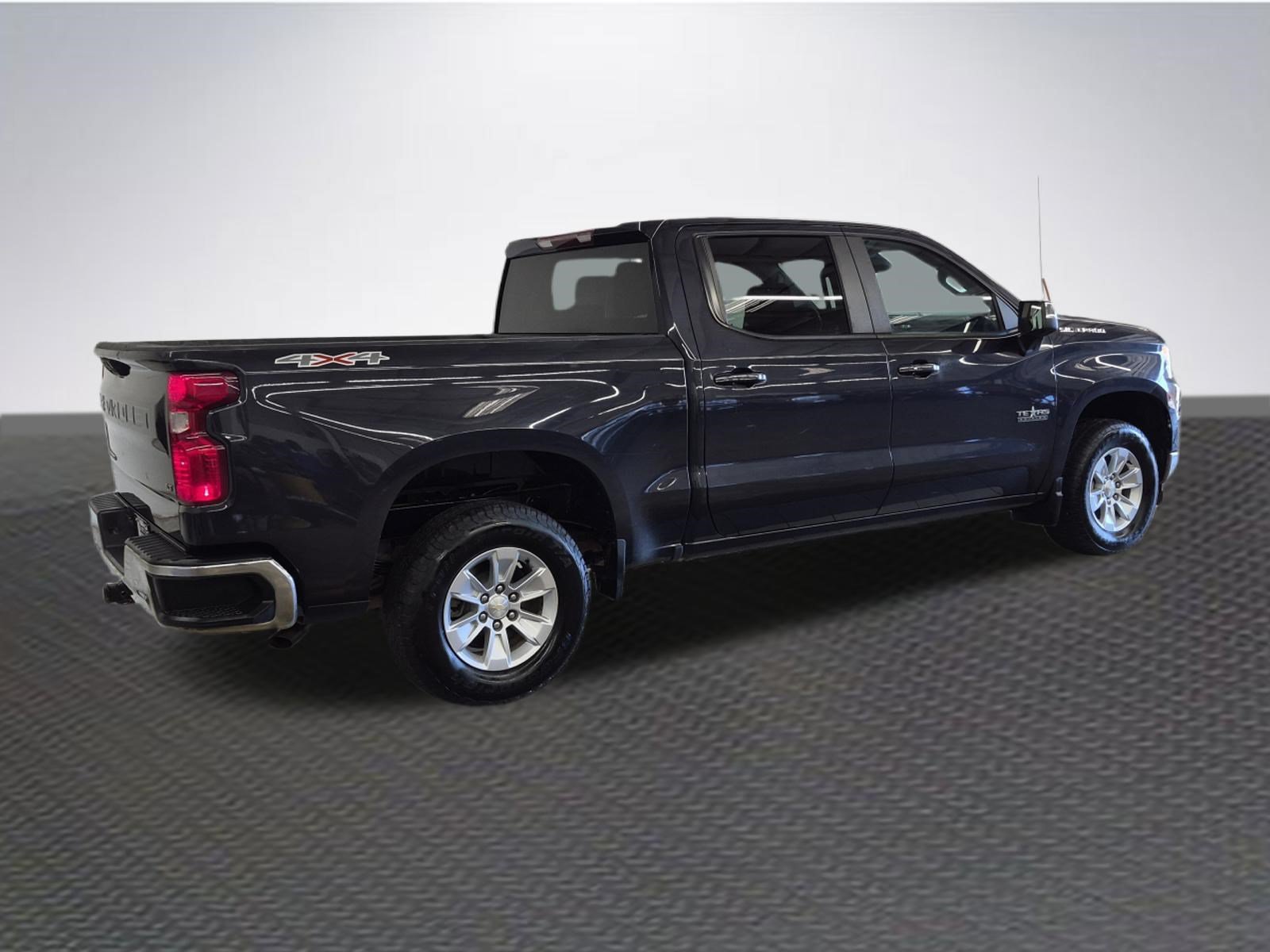 Used 2022 Chevrolet Silverado 1500 LT w/ LPO, Dark Essentials Package AWD/4WD image 5