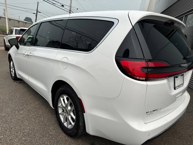 Used 2025 Chrysler Pacifica Select FWD image 8