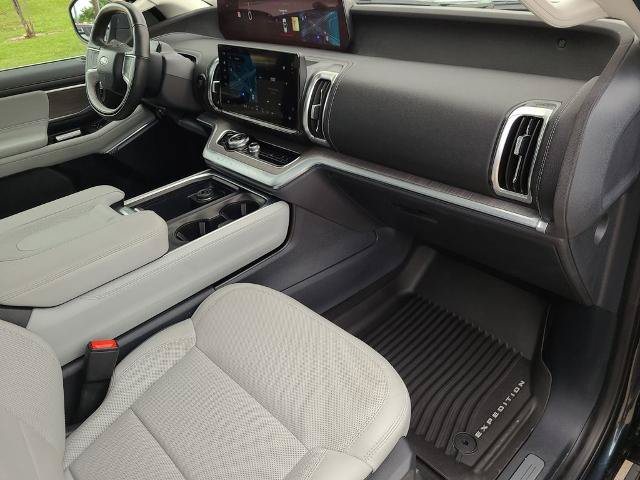 Certified 2025 Ford Expedition Platinum w/ Platinum Ultimate Package AWD/4WD image 11