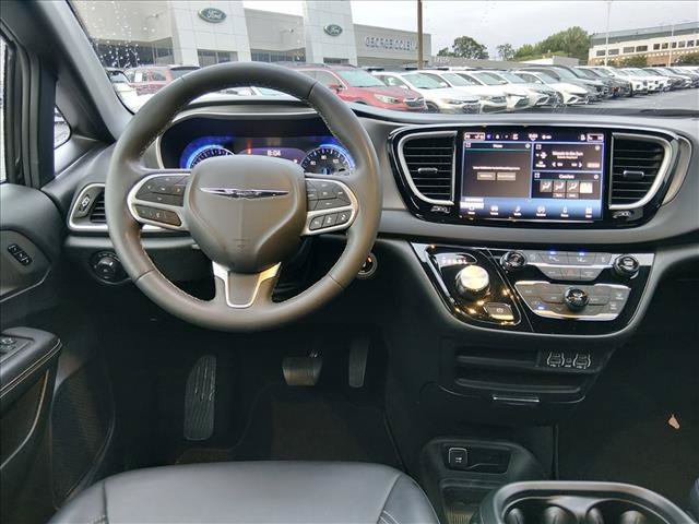 Used 2025 Chrysler Pacifica Select FWD image 11