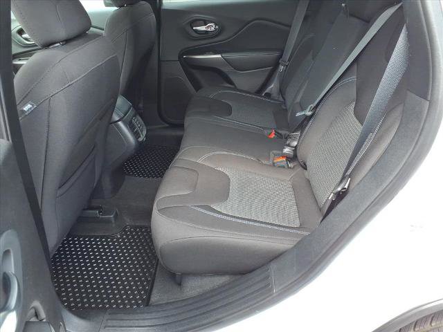 Used 2020 Jeep Cherokee Latitude w/ Cold Weather Group AWD/4WD image 11