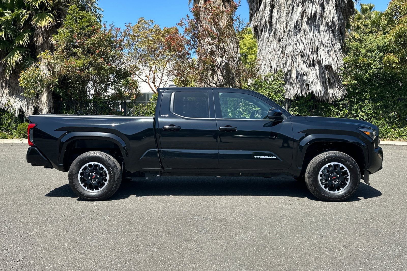 Used 2025 Toyota Tacoma SR5 AWD/4WD image 2
