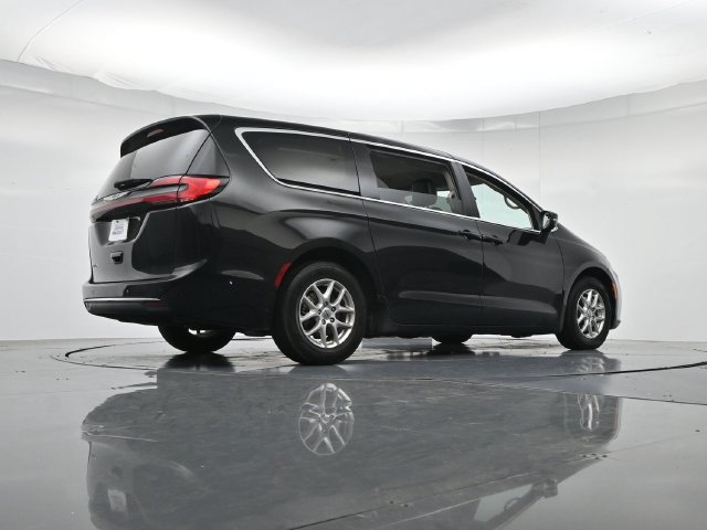Used 2023 Chrysler Pacifica Touring-L FWD image 38