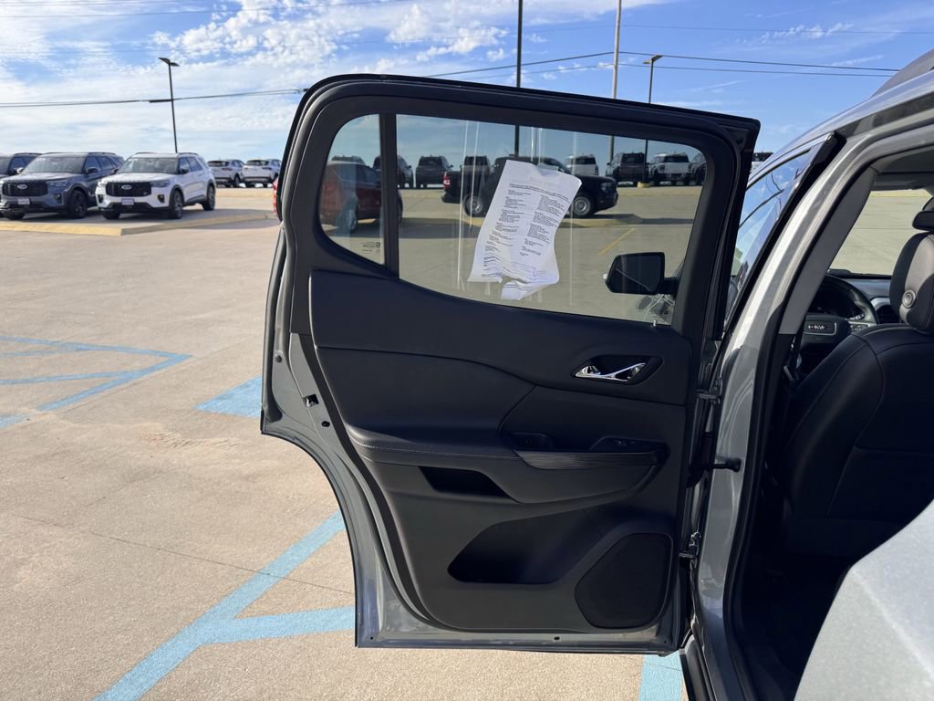 Used 2023 GMC Acadia SLT image 30