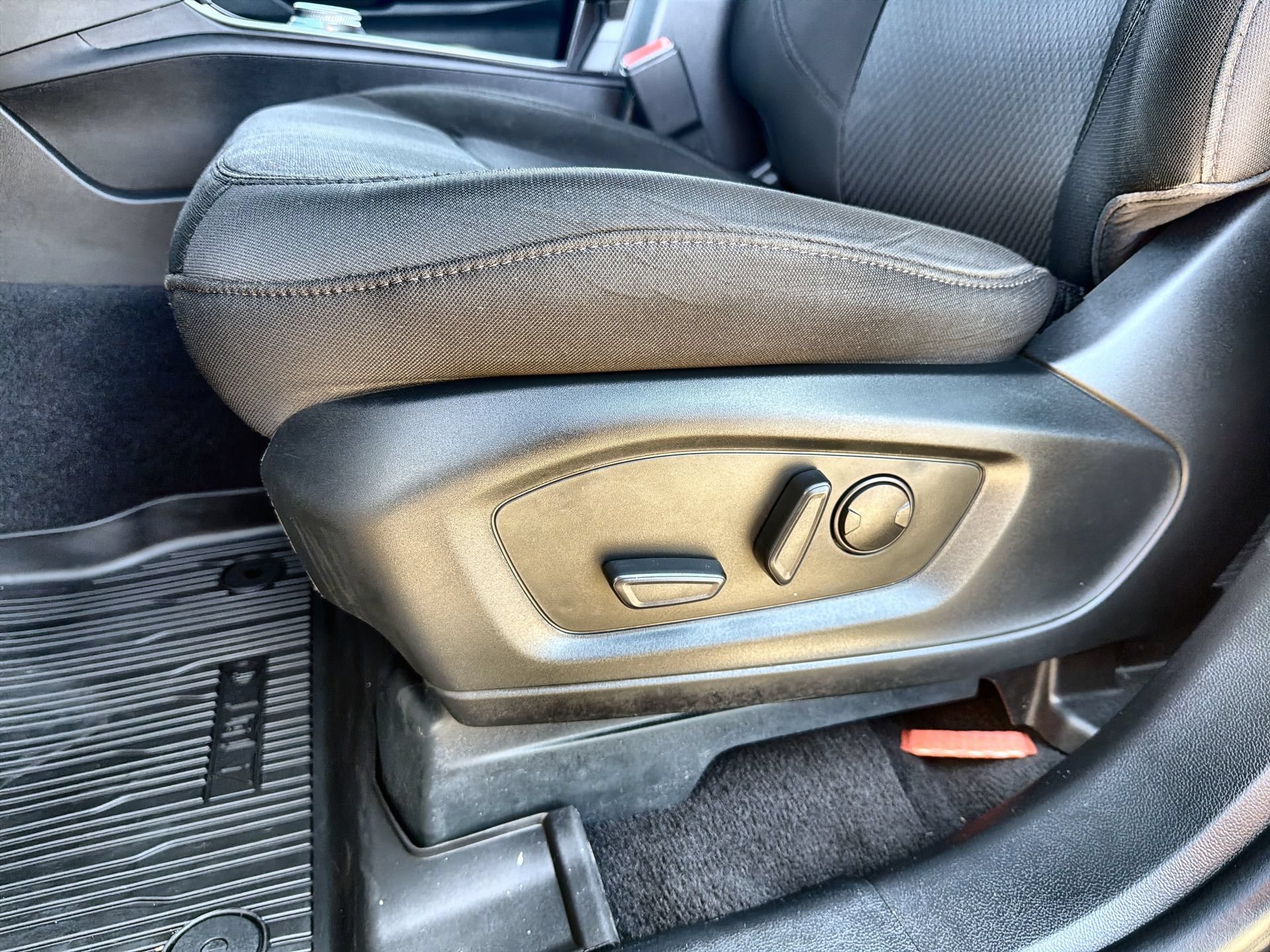 Certified 2024 Ford Explorer XLT RWD image 12