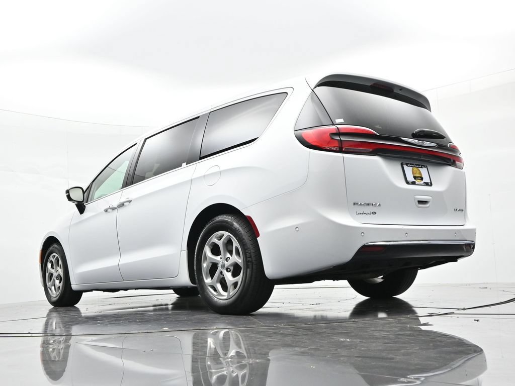 Used 2024 Chrysler Pacifica Limited FWD image 22