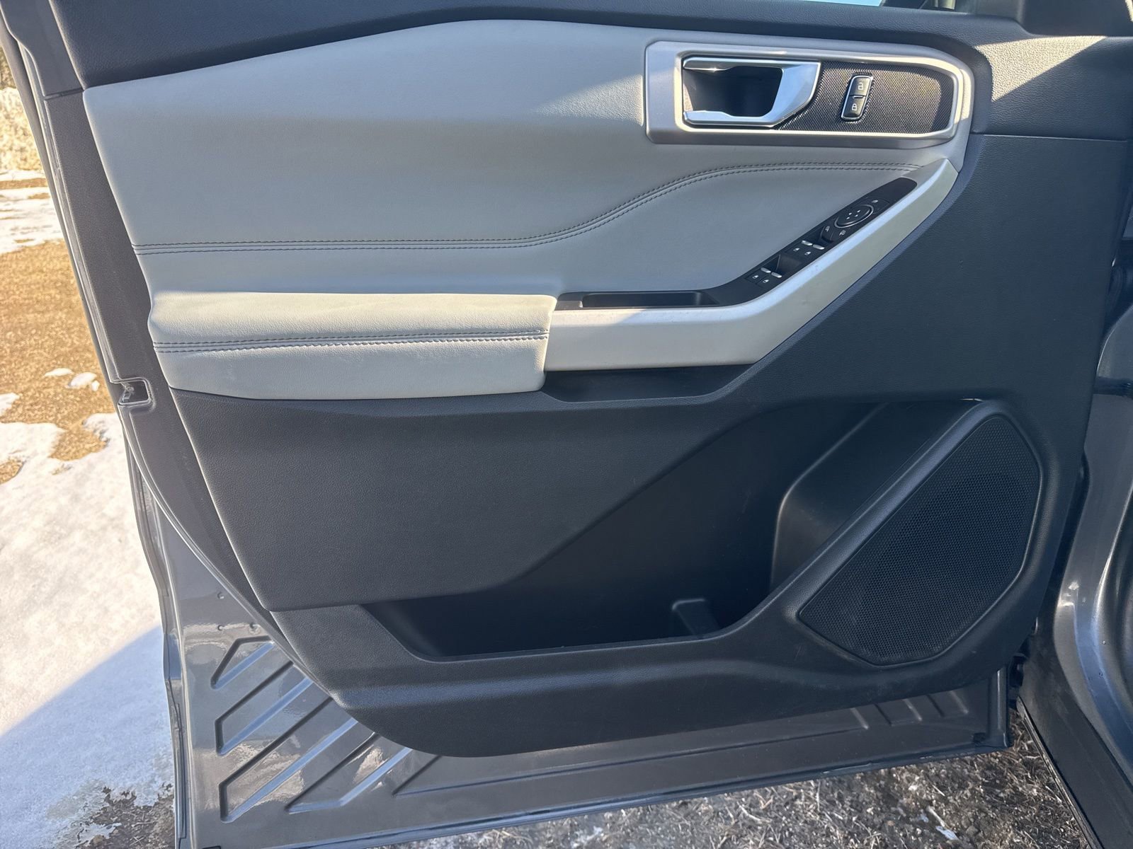 Certified 2022 Ford Explorer XLT w/ Equipment Group 202A image 15