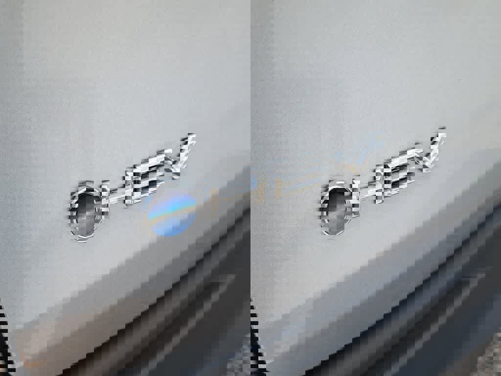 Used 2025 Toyota Sienna XLE image 5