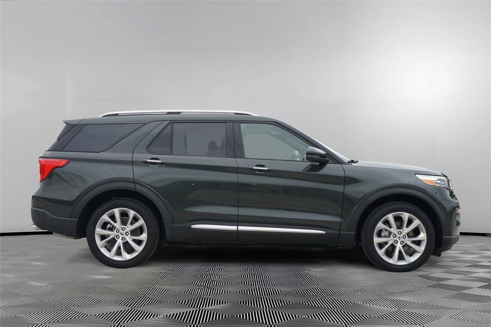 Certified 2022 Ford Explorer Platinum w/ Premium Technology Package AWD/4WD image 4