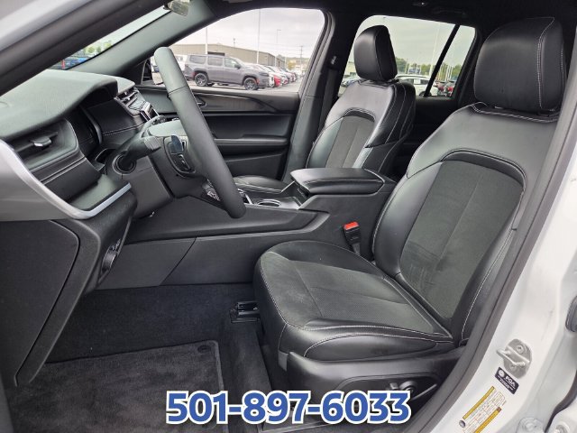 Used 2025 Jeep Grand Cherokee Altitude AWD/4WD image 9