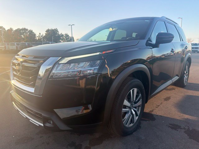 Used 2022 Nissan Pathfinder SL AWD/4WD image 2
