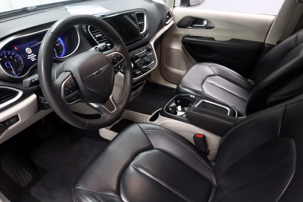 Used 2023 Chrysler Pacifica Touring-L FWD image 24