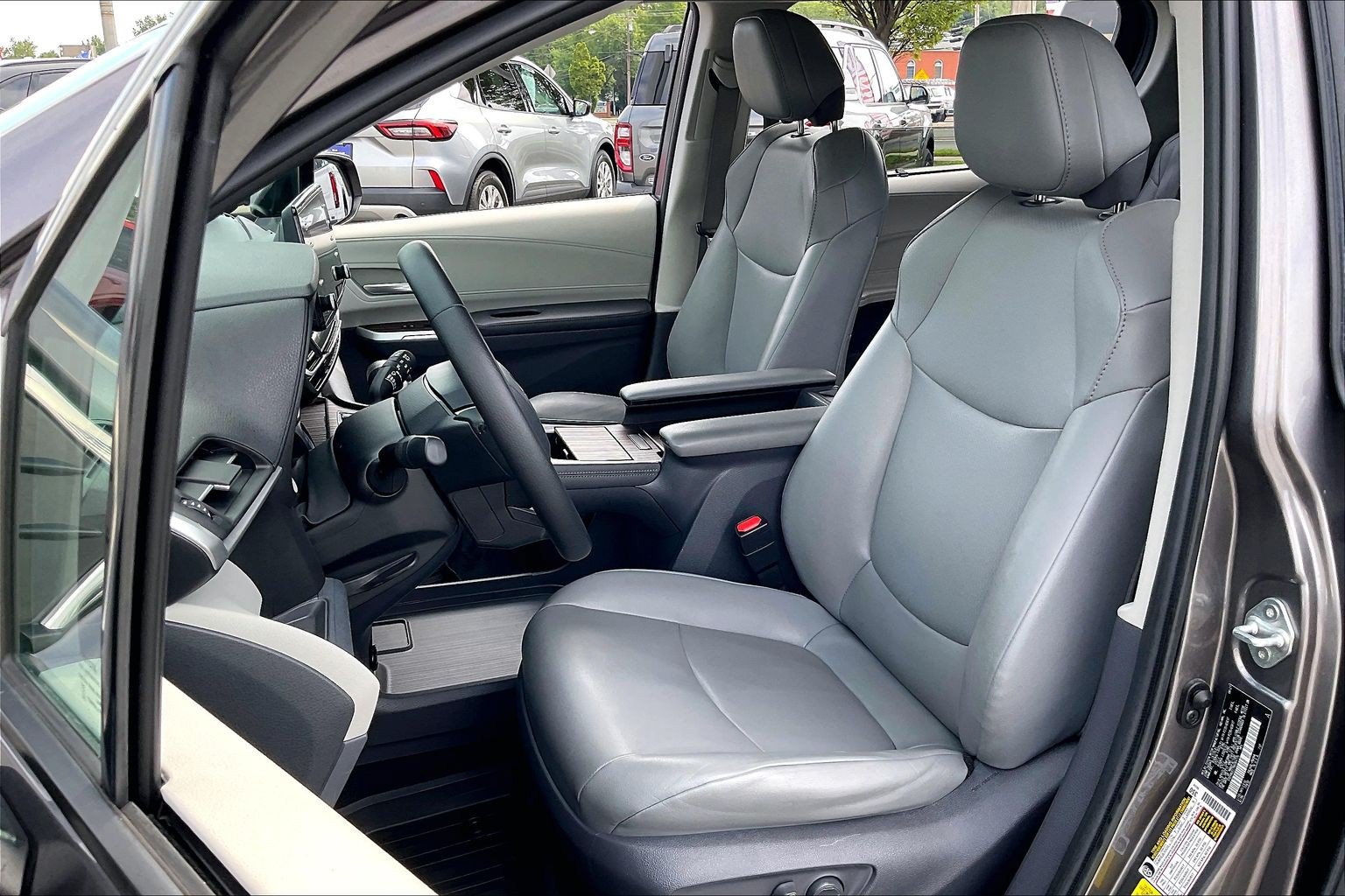 Used 2021 Toyota Sienna XLE FWD image 24