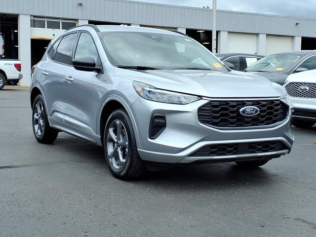 Certified 2023 Ford Escape ST-Line w/ Tech Pack #1 AWD/4WD image 3