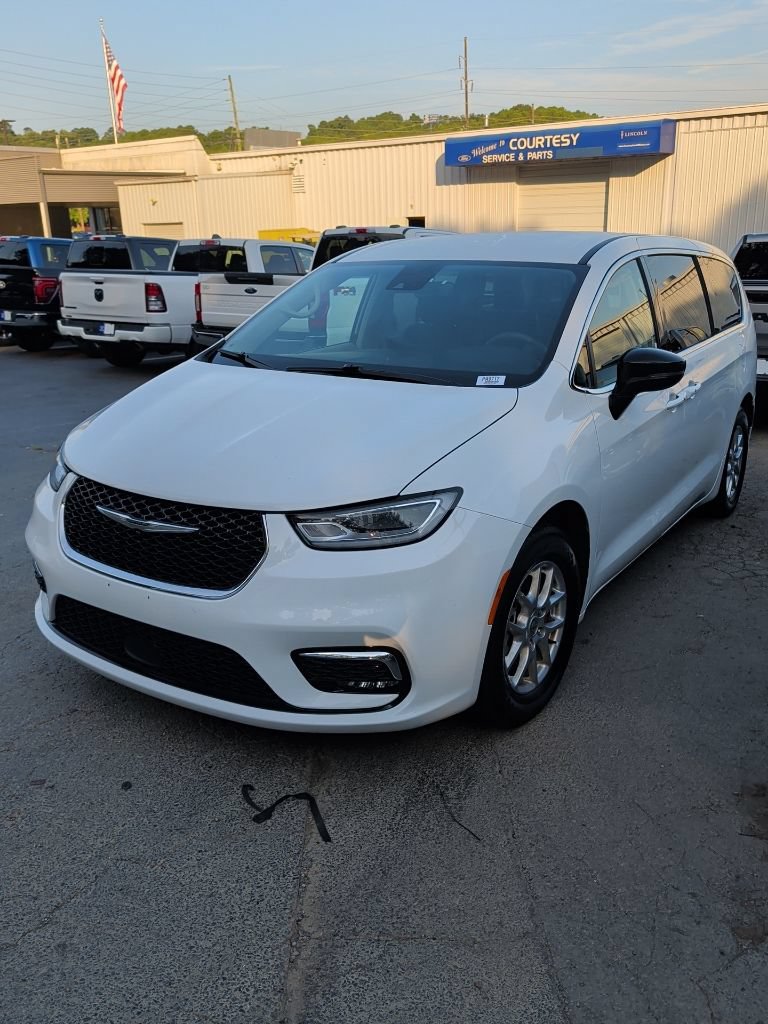 Used 2024 Chrysler Pacifica Touring-L FWD image 10