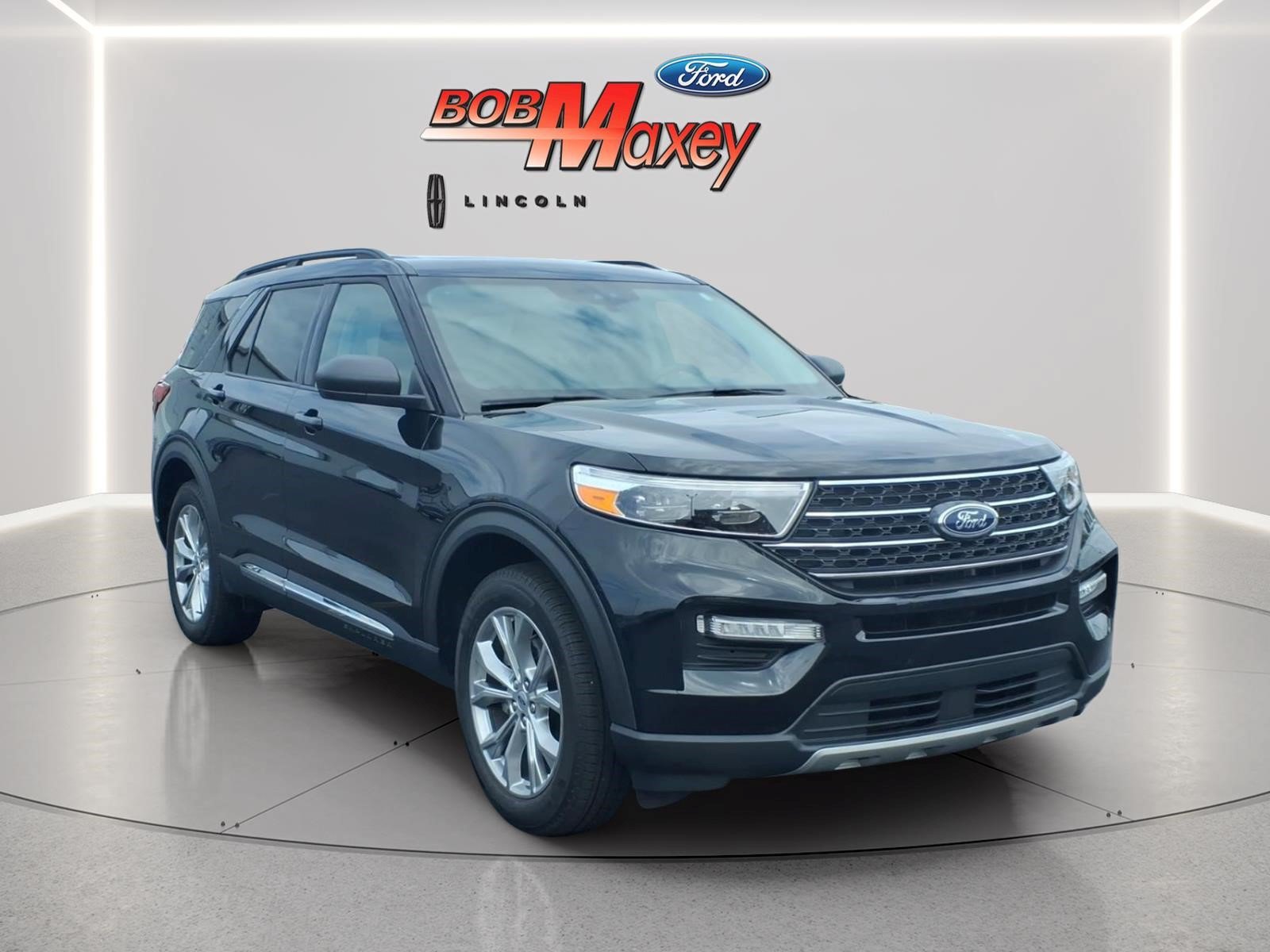 Certified 2024 Ford Explorer XLT w/ Equipment Group 202A AWD/4WD image 3
