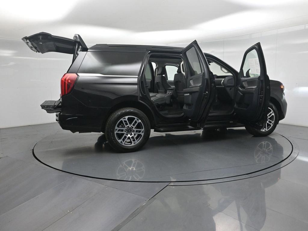 Certified 2025 Ford Expedition Active AWD/4WD image 4