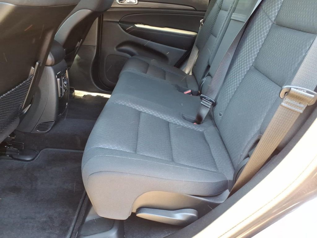 Used 2019 Jeep Grand Cherokee Laredo AWD/4WD image 12