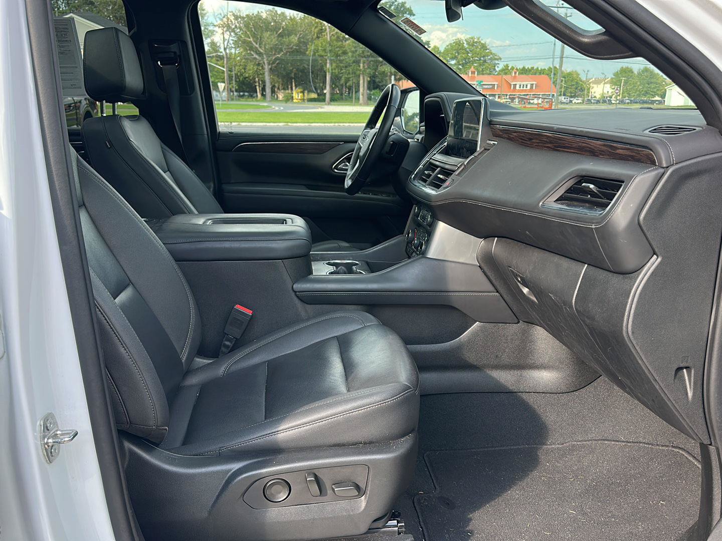 Used 2023 Chevrolet Tahoe Z71 w/ Luxury Package AWD/4WD image 15
