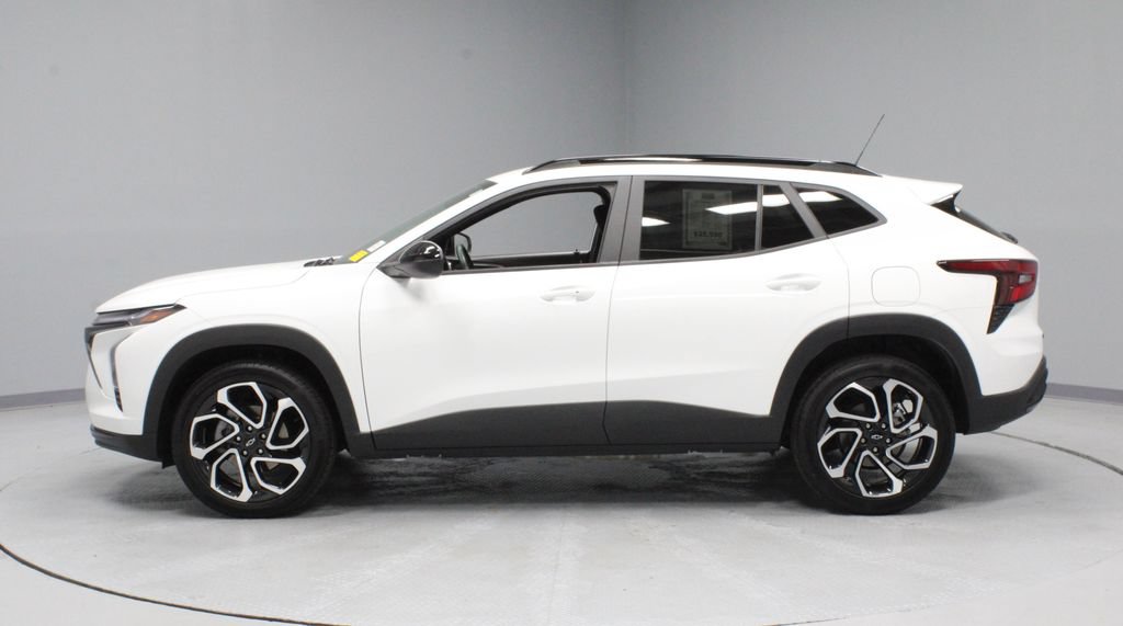Used 2024 Chevrolet Trax RS w/ Sunroof Package FWD image 7
