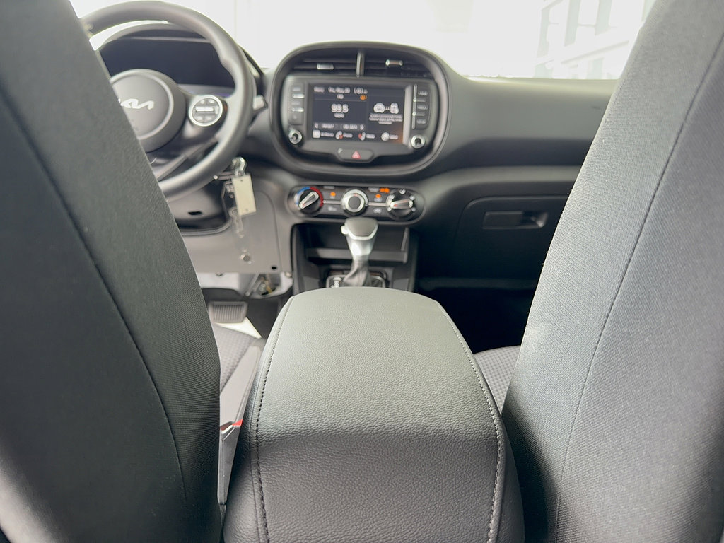 Used 2025 Kia Soul LX w/ LX Technology Package FWD image 28