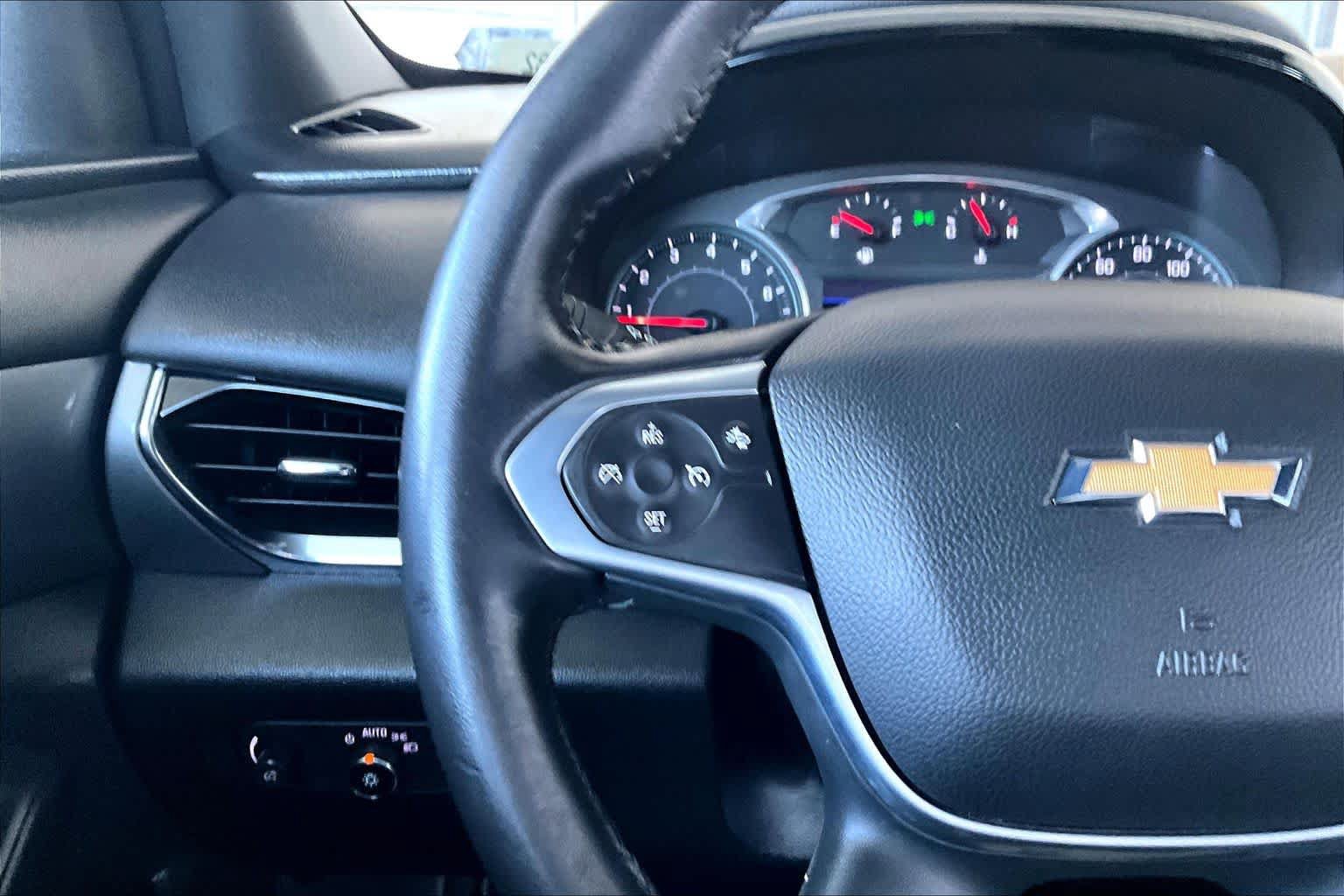Used 2022 Chevrolet Traverse LT FWD image 23