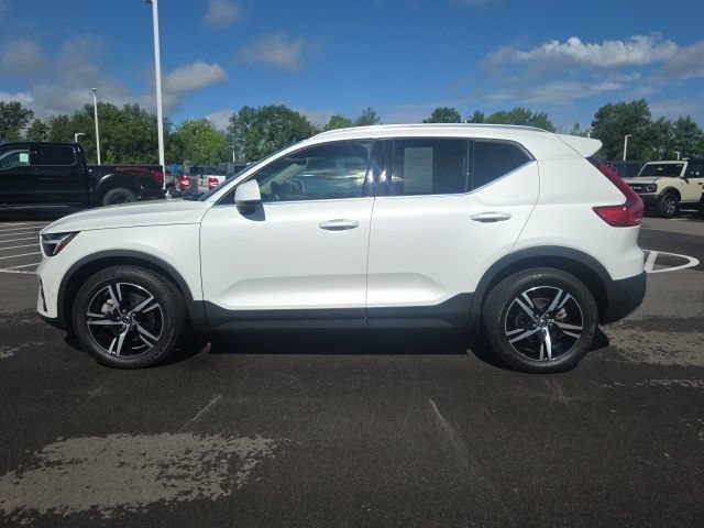 Used 2023 Volvo XC40 B5 Plus AWD/4WD image 16