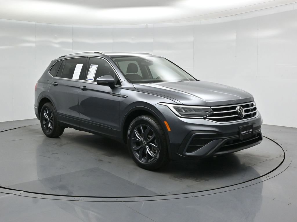 Used 2023 Volkswagen Tiguan SE w/ Panoramic Sunroof Package image 7