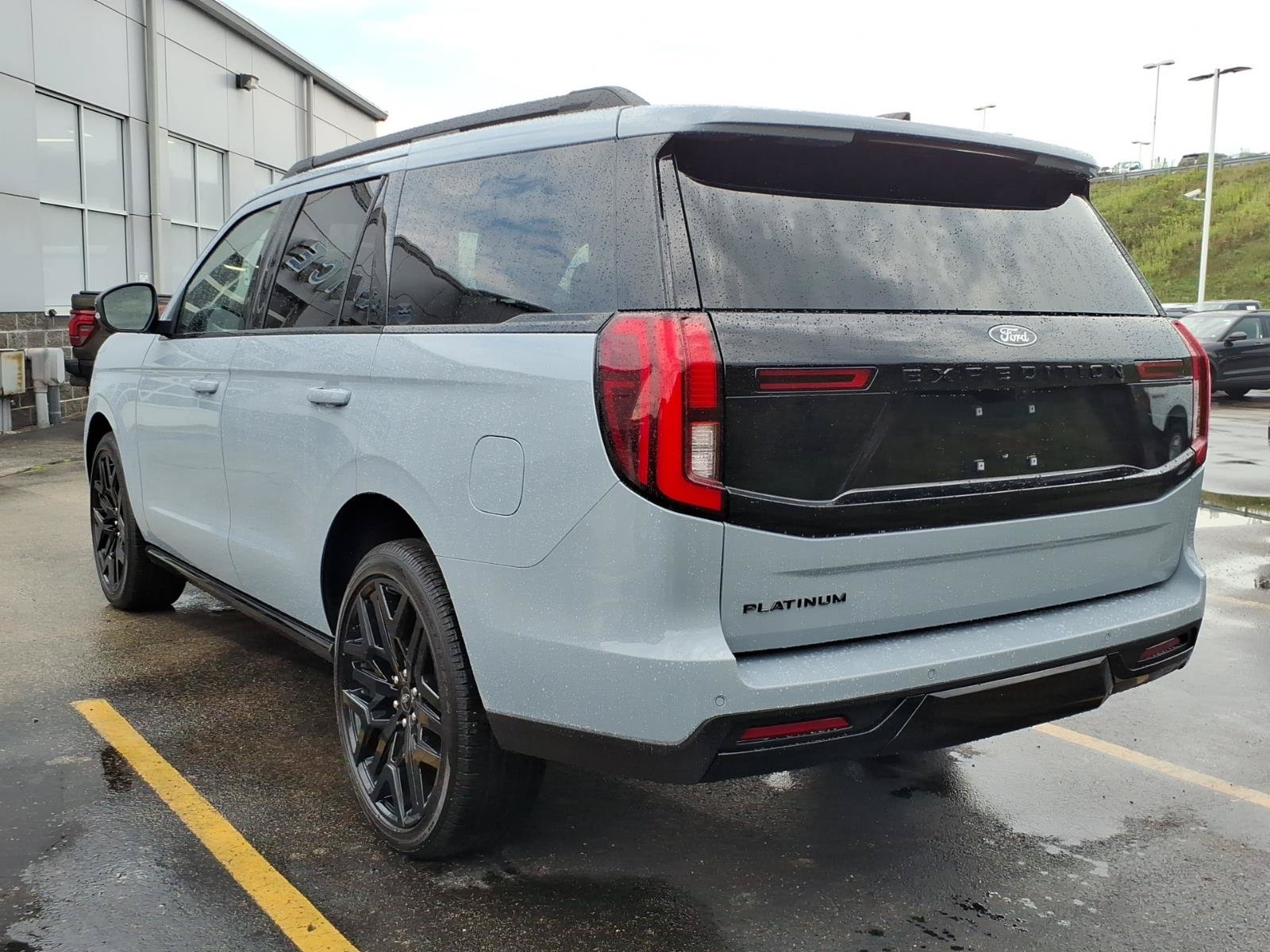 Certified 2026 Ford Expedition Platinum w/ Stealth Performance Package AWD/4WD image 4