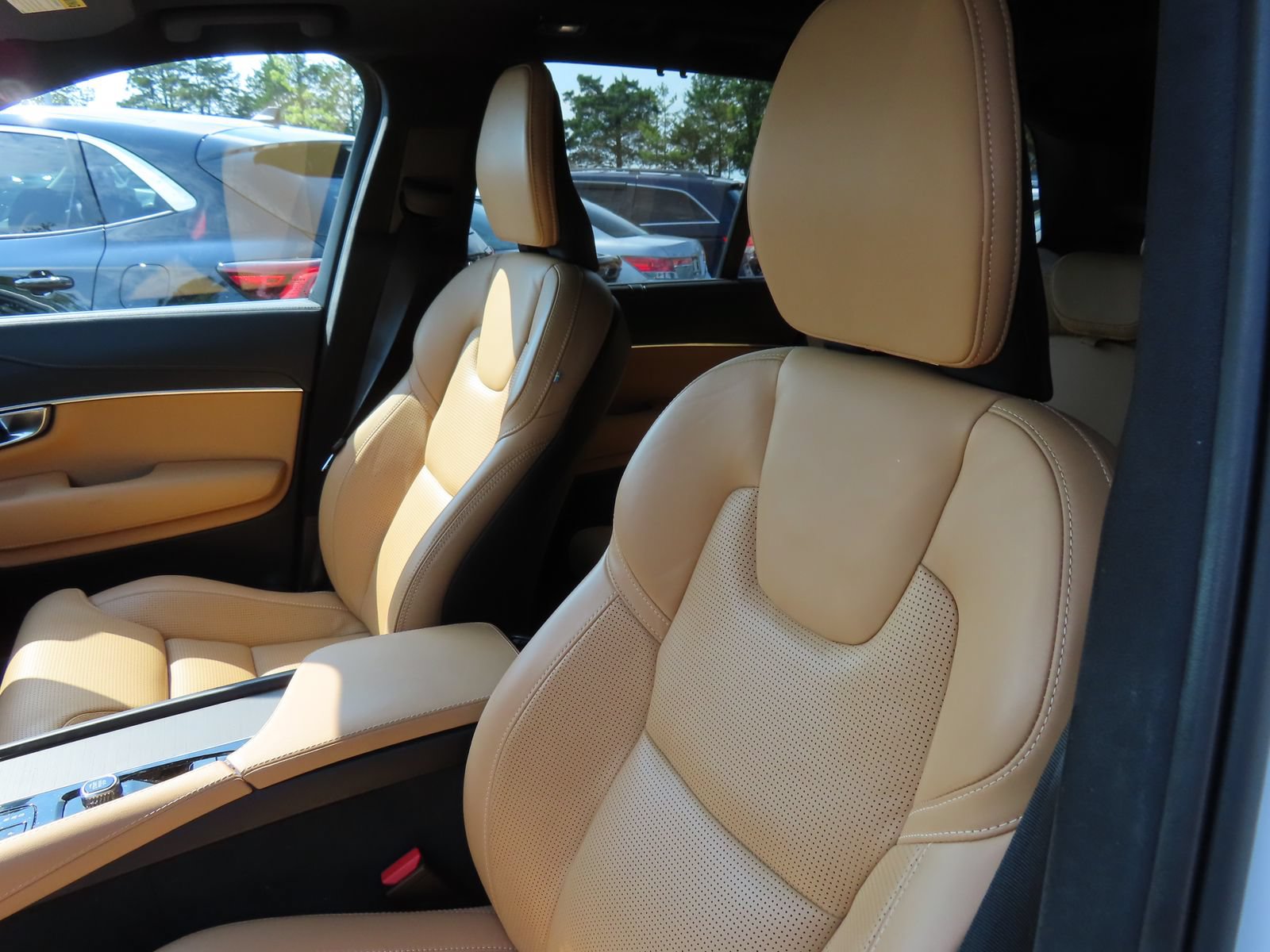 Used 2023 Volvo XC90 B6 Ultimate w/ Lounge Package AWD/4WD image 28