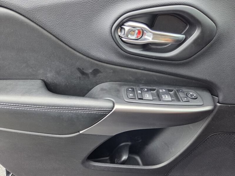 Used 2019 Jeep Cherokee Latitude Plus FWD image 34