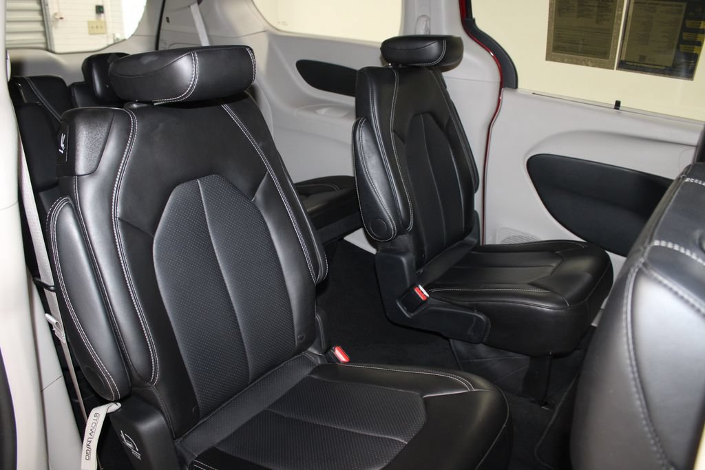 Used 2024 Chrysler Pacifica Touring-L FWD image 32