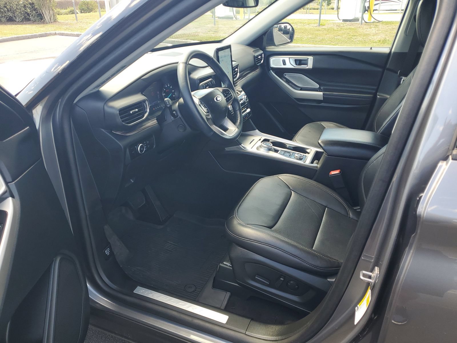 Certified 2023 Ford Explorer Limited w/ Limited Technology Package AWD/4WD image 18