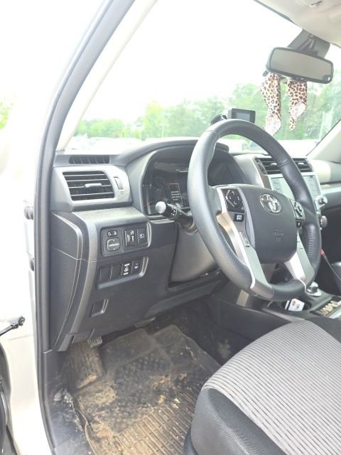 Used 2022 Toyota 4Runner SR5 AWD/4WD image 5
